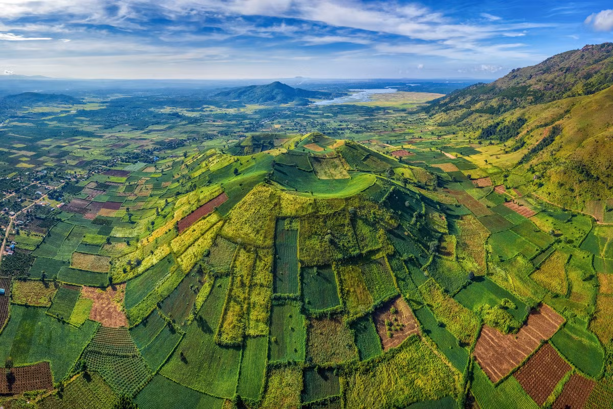 Nằm ở huyện Chư Păh, núi lửa Chư Đăng Ya là địa điểm du khách không nên bỏ qua khi đến phố núi Gia Lai. Theo các tài liệu, tên gọi Chư Đăng Ya theo tiếng của đồng bào Jrai có nghĩa là củ gừng dại. Khu vực thung lũng lòng chảo rộng lớn mở ra trên đỉnh miệng núi lửa Chư Đăng Ya mang vẻ đẹp hùng vĩ. Ảnh: Nguyễn Quang Ngọc.