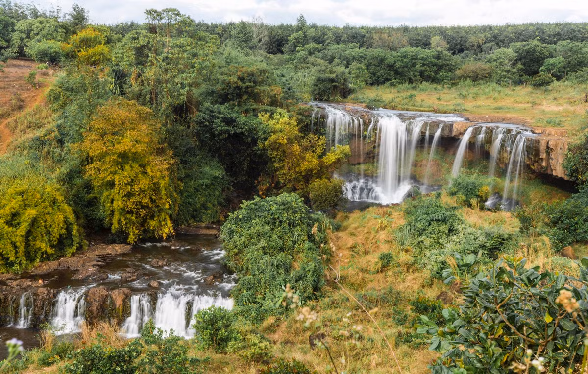 Nằm ở huyện biên giới Ia Grai của tỉnh Gia Lai, thác Mơ là điểm đến còn khá hoang sơ, có tiềm năng phát triển du lịch. Dòng nước trắng xóa ở đây tuôn chảy qua từng tầng bậc đá, mang vẻ thơ mộng, quyến rũ. Ảnh: Phạm Quý.