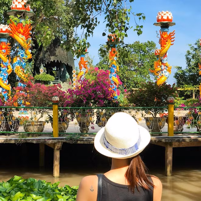 Cũng được gọi là cồn Đạo Dừa hay cù lao Đạo Dừa, cồn Phụng hiện còn lưu lại di tích liên quan đến Đạo Dừa kỳ lạ, thu hút du khách tìm hiểu khi đến đây. Di tích có các kiến trúc như cổng chào, sân Chín Rồng, "cửu trùng đài", chiếc đỉnh lớn cẩn sứ... Ảnh: Vanstare.