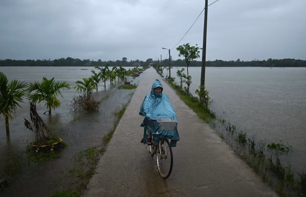 Mưa lớn ở Việt Nam: Tháng 10, Việt Nam hứng chịu nhiều tuần mưa rào, gây ra lũ lụt lớn. Đây là một trong những năm có các trận lũ lụt tồi tệ nhất nhiều thập kỷ qua. Nước dâng cao và lở đất đã lấy đi sinh mạng hàng trăm người, giết chết hàng nghìn động vật và làm hư hại hơn 7.200 ha hoa màu. Bức ảnh ghi lại cảnh người đàn ông đạp xe qua dòng nước lũ ở huyện Hải Lăng, tỉnh Quảng Trị.