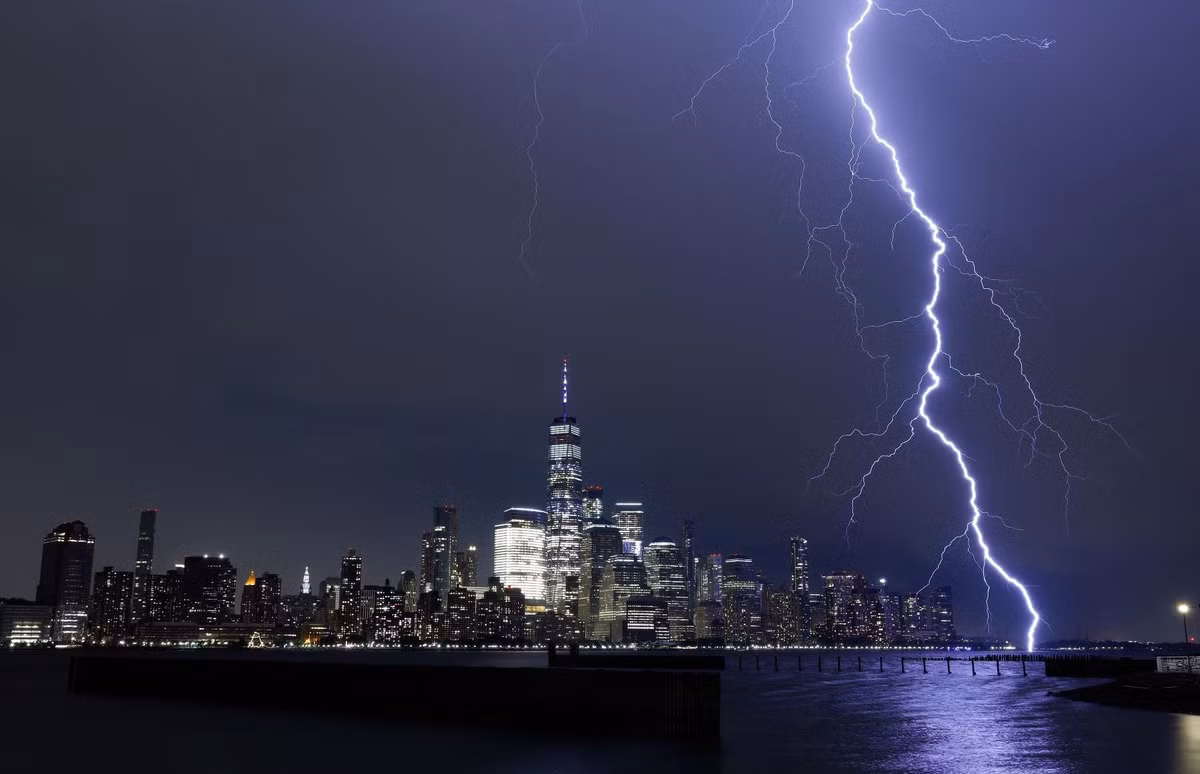  Sấm sét ở New York, Mỹ: Cuối tháng 9, trong cơn giông bão, loạt tia sét thẳng đứng đánh trúng khu vực phía nam của Manhattan ở thành phố New York. Hiện tượng này đã tạo ra khung cảnh ngoạn mục.