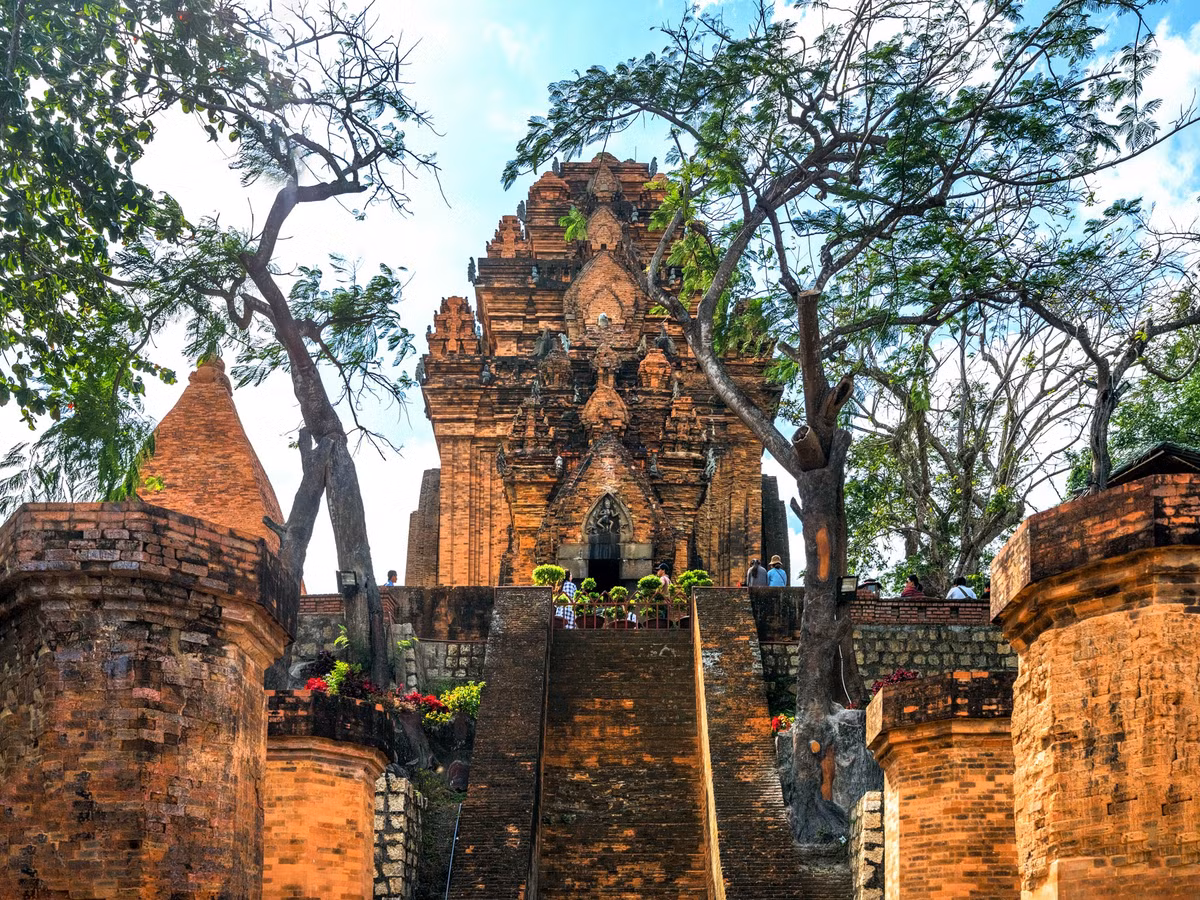 Tháp Bà Ponagar là địa điểm du khách không thể bỏ qua khi đến Nha Trang. Theo nội dung bia giới thiệu di tích, khuôn viên khu đền tháp Chăm này được chia thành 3 lớp: lớp dưới cùng là tháp cổng chính, cổng phụ, tường rào bảo vệ; lớp giữa là khu kiến trúc tiền đình Mandapa với các trụ hình bát giác; và lớp trên cùng gồm 4 tháp chính. Ảnh: Nguyễn Quang Ngọc.