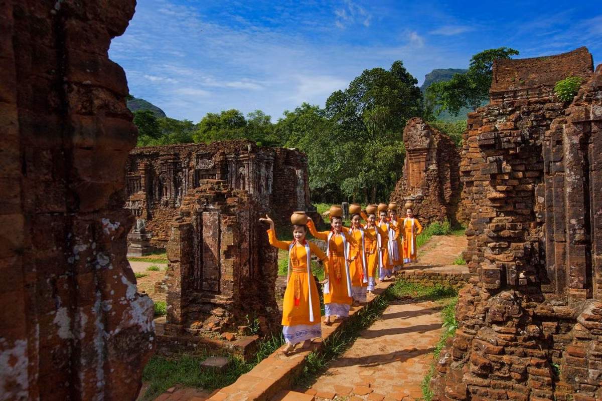 Khu đền tháp Chăm Mỹ Sơn ở huyện Duy Xuyên, tỉnh Quảng Nam được UNESCO công nhận Di sản Văn hóa Thế giới vào năm 1999. Theo tư liệu của ban quản lý di sản, quần thể hơn 70 công trình kiến trúc đền tháp Chăm ở đây nằm giữa một thung lũng hùng vĩ, thâm nghiêm, được tạo lập trong suốt thời gian dài 900 năm, từ thế kỷ 4 đến thế kỷ 13. Ảnh: Myson Sanctuary.