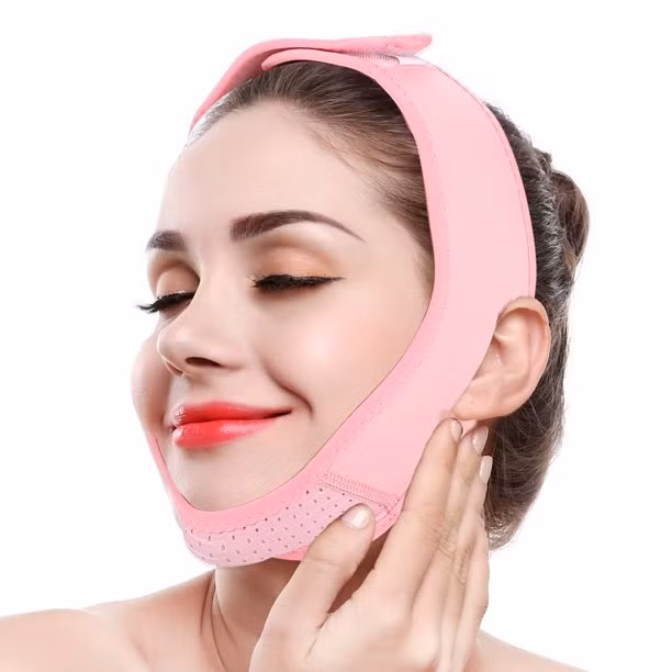  1. Mặt nạ làm thon cằm: Trang Hypebae liệt kê các sản phẩm làm đẹp có kiểu dáng kỳ lạ nhưng lại đem đến tác dụng hiệu quả. Mặt nạ làm thon cằm là một trong số đó. Món đồ làm đẹp này được cho là có thể tạo đường nét sắc sảo cho khuôn mặt. Dây đeo được thiết kế ở dạng thắt lưng, cố định ở đỉnh đầu. Nếu đeo nó khoảng 2 giờ/ngày, bạn sẽ thấy sự khác biệt. Ảnh: Walmart.