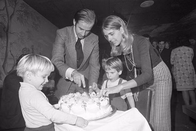 Không may, vụ tai nạn xe hơi năm 1972 đã cướp đi bà Neilia và cô con gái Naomi - khi đó mới 1 tuổi. Hai cậu con trai Beau và Hunter cũng bị thương nặng. Để chăm sóc các con trai, ông Biden đã đi đi về về mỗi ngày trên chuyến tàu dài 90 phút giữa quê nhà và thủ đô Washington - nơi ông làm việc.