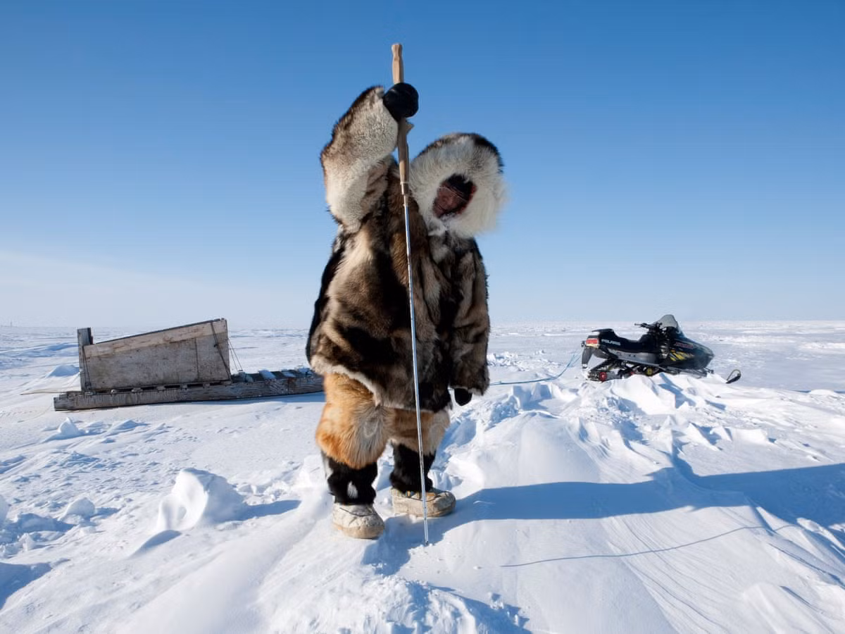 Eskimo, hay còn có tên gọi Inupiat hay Yupik, là dân tộc bản địa sống trên vùng băng giá như Đông Siberia (Nga), qua Alaska (Mỹ), Canada, và Greenland. Hiện nay, trên thế giới có khoảng 2-3 triệu người Eskimo, phân thành các nhóm. Ở Canada và Greenland, tộc người được gọi là Inuit. Ảnh: The Guardian.