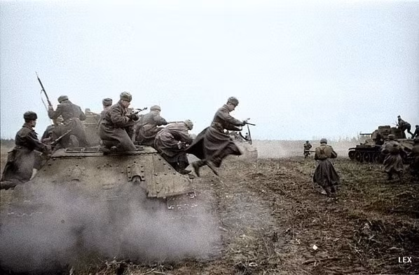 Đại chiến thế giới thứ hai nổ ra vào năm 1939. Các thế lực chia thành hai phe, tự xưng là phe Đồng minh và phe Phát xít. Trong giai đoạn giữa Đại chiến thế giới thứ nhất và thứ hai, các nước đã chế tạo nhiều cỗ máy giết người trên không, dưới biển và phát triển các loại phương tiện chiến đấu hạng nặng hay vũ khí tự động. Một số quốc gia còn sản xuất các loại bom lớn để phục vụ cuộc chiến. Phe Đồng minh giành thắng lợi sau cùng. Tuy nhiên họ cũng phải trả một giá đắt. 85 % trong tổng số 72 triệu người thiệt mạng thuộc về phe Đồng minh. Liên Xô và Trung Quốc hứng chịu tổn thất nặng nề nhất.