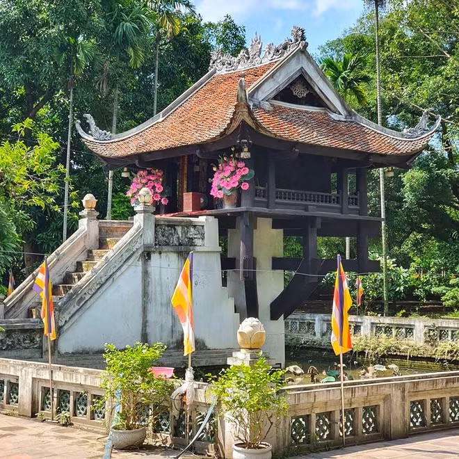  Chùa Một Cột hiện nằm ở quận Ba Đình, Hà Nội, trong khu vực có nhiều di tích quan trọng như Lăng Chủ tịch Hồ Chí Minh, Bảo tàng Hồ Chí Minh, nhà sàn và ao cá Bác Hồ... Cổng TTĐT quận Ba Đình cho biết chùa được xây dựng từ năm 1049 dưới thời vua Lý Thái Tông, tên chữ là Diên Hựu, kiến trúc độc đáo như­ một đóa sen d­ưới nư­ớc mọc lên. Ảnh: Bonjour4987.