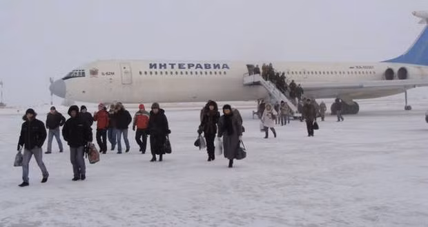 Yakutsk là thủ phủ của khu vực rộng lớn mang tên Yakutia với diện tích hơn 1 triệu dặm vuông. Thành phố lạnh giá cách Moscow 6 múi giờ. Trong hai thế kỷ trước, người ta mất hơn 3 tháng để đi từ Moscow tới Yakutsk. Ngày nay, thời gian di chuyển giảm xuống còn 6 giờ nhưng tiền vé máy bay tới đây lên tới 750 USD mỗi chuyến.