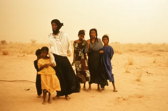Con của người Tuareg mang họ mẹ, song họ không theo chế độ mẫu hệ.