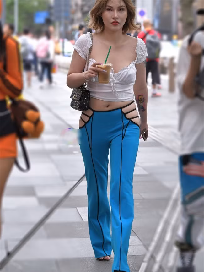 Chắc hẳn phải tự tin lắm thì quý cô này mới có thể diện chiếc quần này cùng áo crop-top ra ngoài đường.