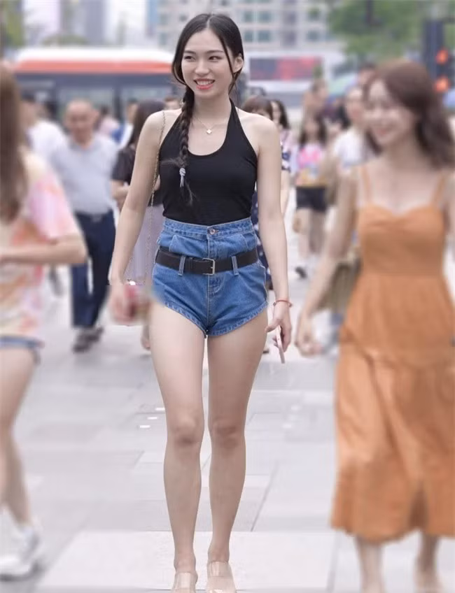 Dẫu biết quần cạp cao tôn dáng, nhưng cô nàng này có cần thiết chơi trội với chiếc quần có 2 phần cạp như thế này không. Nhìn vừa không đẹp, lại sến súa chẳng hề ưa nhìn.