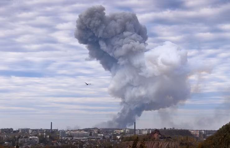 Khói đen bốc lên từ nhà máy ở Donetsk bị pháo kích vào ngày 19/10.