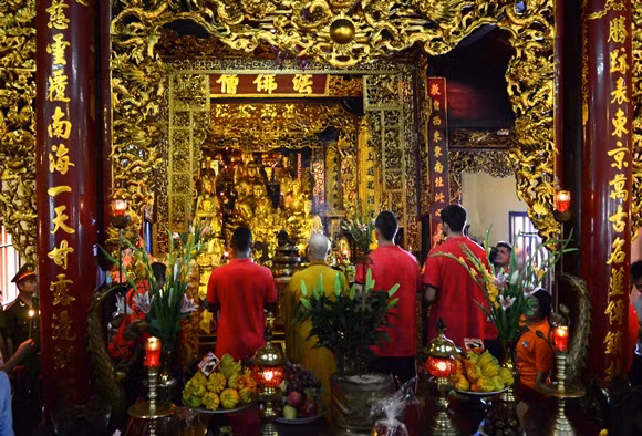 Ba cầu thủ thắp hương lễ bái tại chùa Trấn Quốc.
