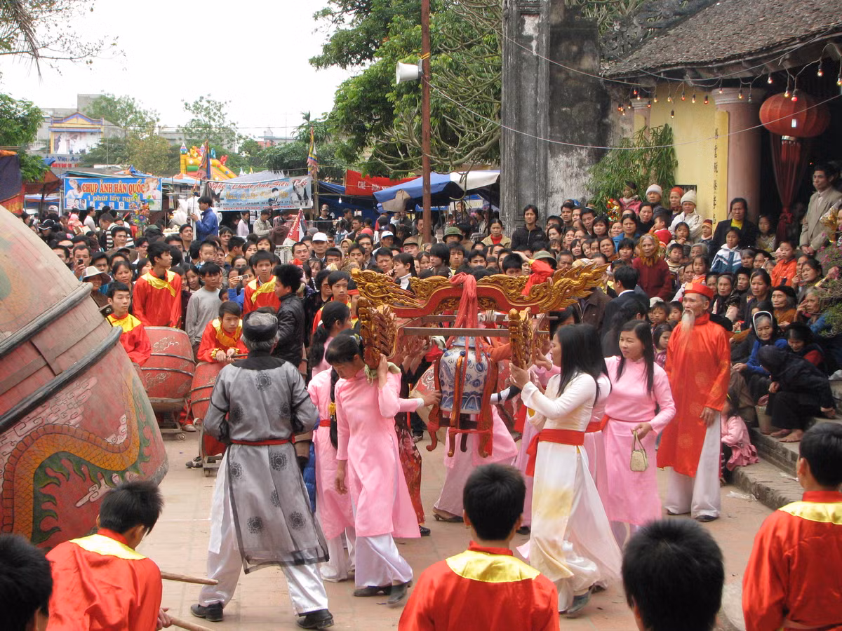 Bình nước được lấy từ sông Hồng mang vào đền thờ là một nghi lễ rất quan trọng trong lễ hội. Nhiều người tin rằng các cặp đôi đang yêu nhau về dự lễ hội Chử Đồng Tử vào tháng 2 âm lịch hàng năm thì tình cảm sẽ gắn bó bền lâu hơn.
