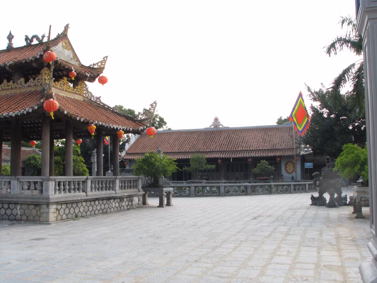 Phủ Tiên Hương, còn được gọi là phủ Chính, được dựng trên đất làng Tiên Hương là quê chồng của mẫu Liễu, cũng là nơi mà người đã hóa và sau đó thường hiển linh.