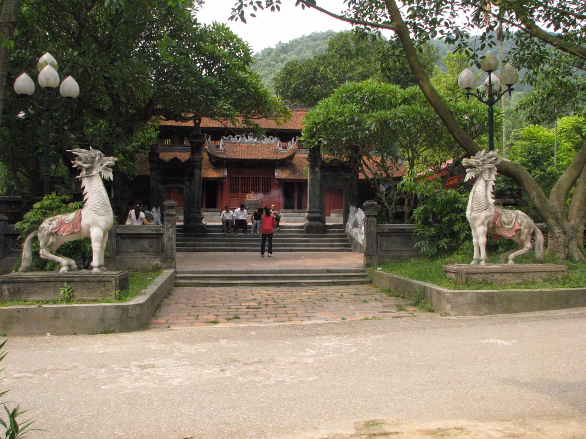 Trước cửa đền thờ có tượng ngựa trắng gợi nhớ lại câu chuyện xin rèn ngựa sắt, roi sắt để ra dẹp giặc trong truyền thuyết Thánh Gióng.