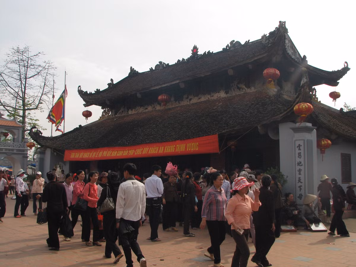 Lui về phía nam châu thổ sông Hồng, phủ Dày ở Vụ Bản – Nam Định vào tháng 3 hàng năm tấp nập người khắp nơi hành hương về lễ mẫu. Nơi đây thờ mẫu Liễu Hạnh là vị thần thứ 4 của Tứ bất tử.