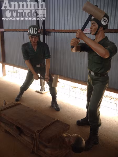 Có tù nhân bị chúng trói, dùng ván gỗ và ốc vít để ép vào ngực. Lại có người bị ép giữa hai tấm ván dày rồi dùng vồ đập.