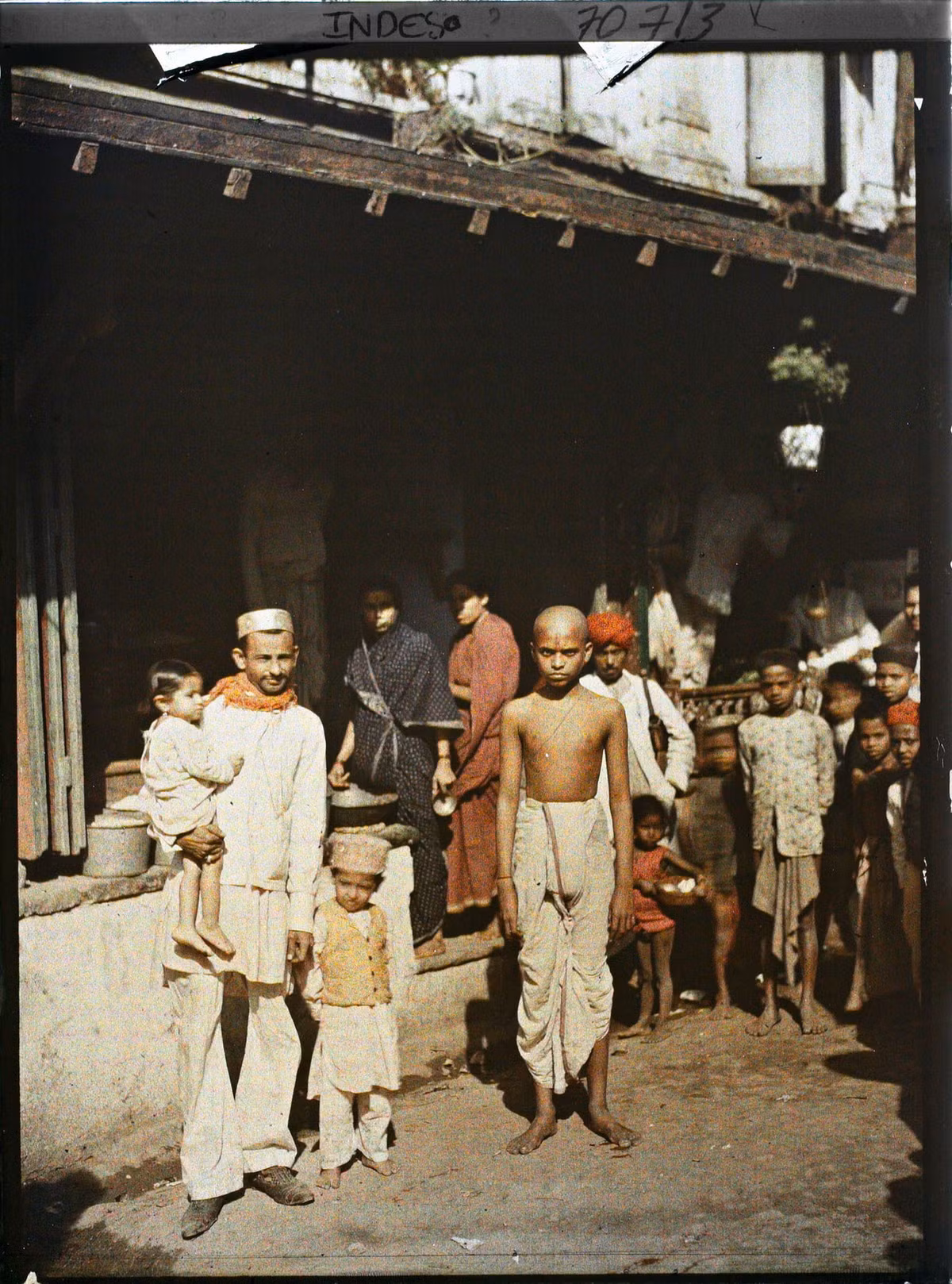 Một góc phố nhộn nhịp ở Bombay năm 1913. Ảnh: Stéphane Passet / Collections.albert-kahn.hauts-de-seine.fr.