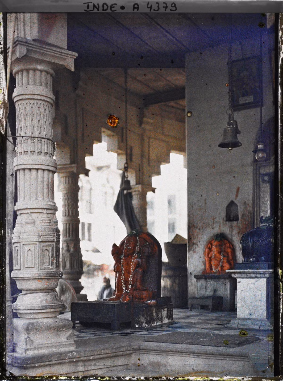 Bàn thờ thần khỉ Hanuman (phía trước) và thần đầu voi Ganesha (phía sai) trong một ngôi đền thờ thần Shiva.