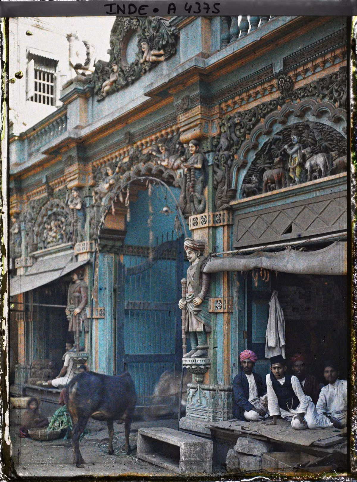 Mặt tiền của một ngôi đền Hindu được trang trí bằng các hình ảnh mang chủ để về thần Vishnu.