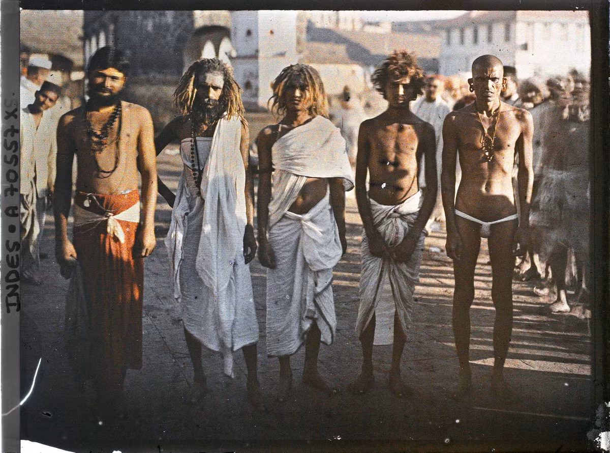 Các tu sĩ khổ hạnh (sadhu) trên đường phố Bombay.