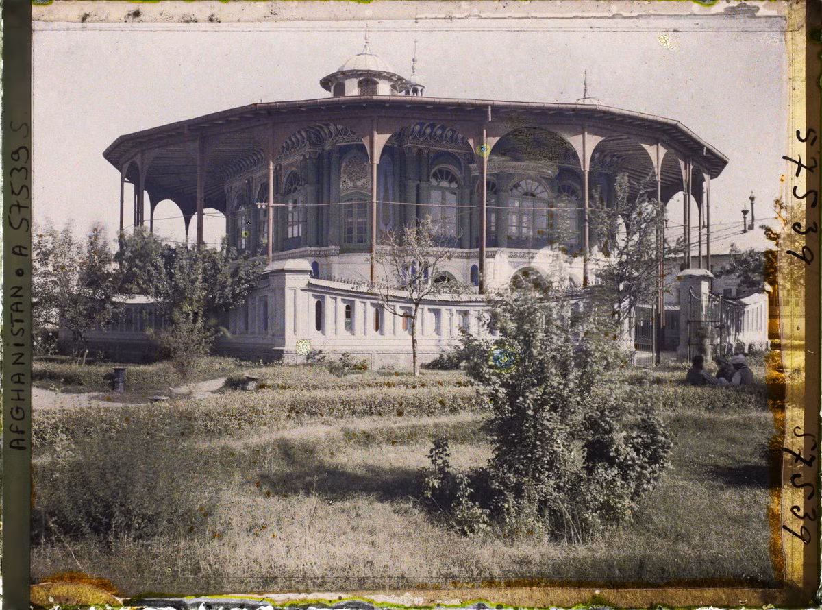 Khu nhà Koti-Baghcha ("gian nhà của khu vườn nhỏ") trong khuôn viên hoàng cung, được dùng làm bảo tàng thời điểm năm 1928.