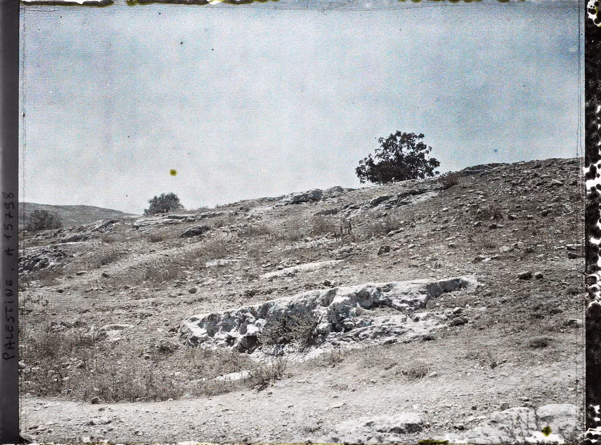 Cánh đồng Máu (Akeldama) ở Thung lũng Hinnom, một địa điểm ở Jerusalem gắn liền với Ju das Iscariot, một trong số 12 tông đồ nguyên thủy của Chúa Jesus.