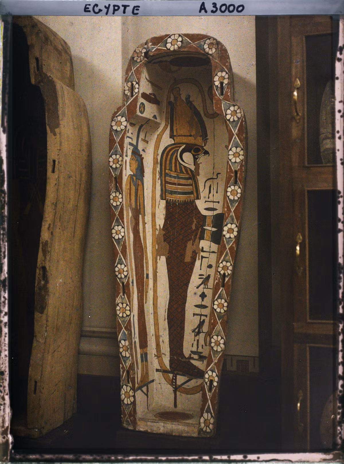 Quan tài vẽ hình thần Horus.