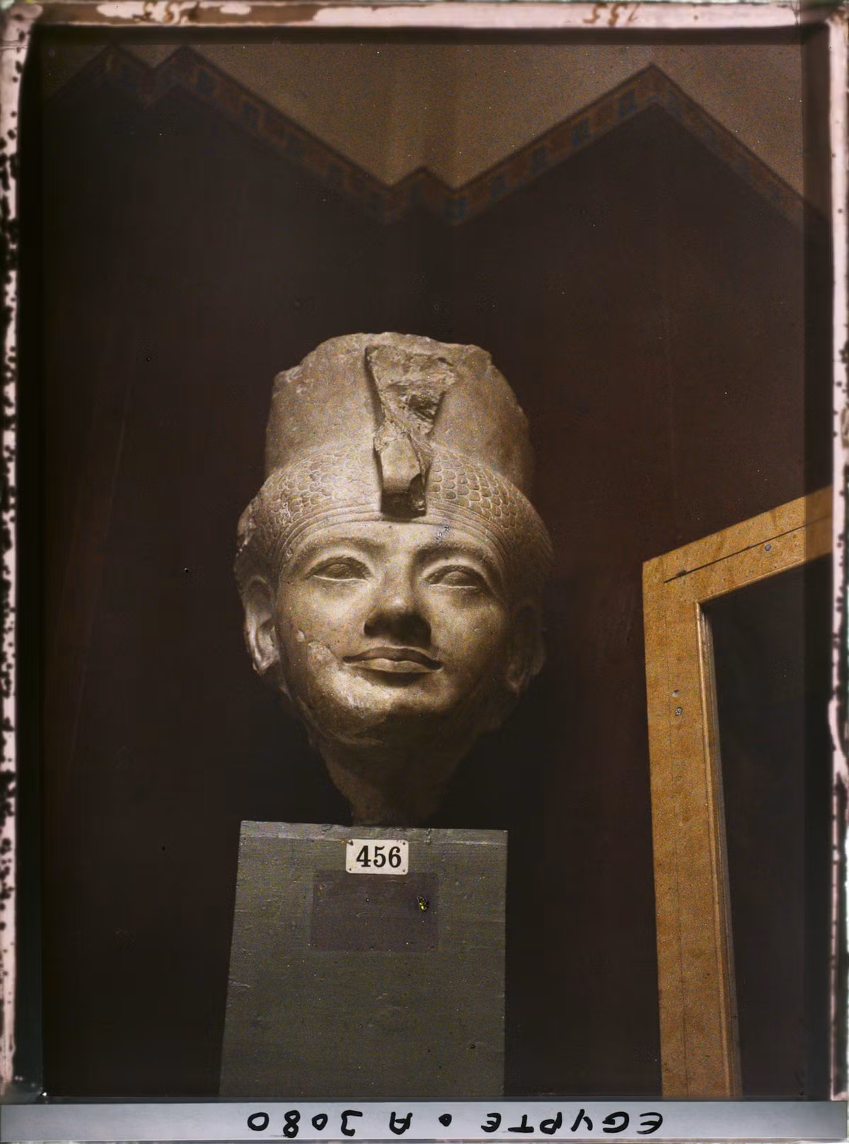 Bức tượng chân dung của hoàng hậu Tiye, vợ của Amenhotep III, vị pharaon quyền lực nhất trong lịch sử Ai Cập cổ đại, hiện vật của Bảo tàng Ai Cập, Cairo năm 1914. Ảnh: Auguste Léon / Collections.albert-kahn.hauts-de-seine.fr.
