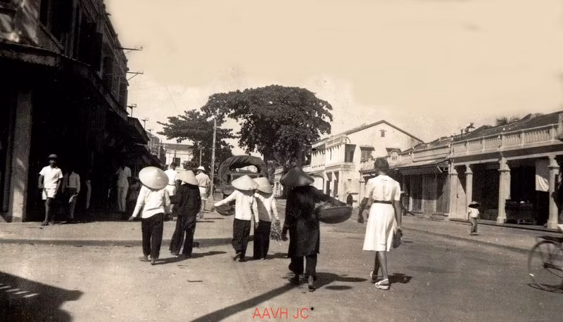 Người phụ nữ Pháp đi bộ trên đường phố Nha Trang.