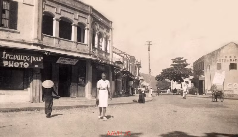 Tạo dáng chụp hình ở góc phố trung tâm Nha Trang.