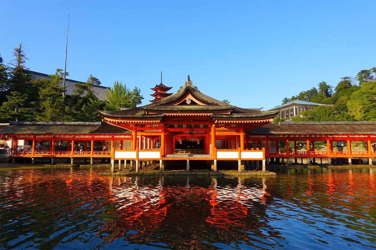 Bên trong khuôn viên đền Itsukushima có nhiều công trình kiến trúc ấn tượng. Chính điện là công trình trung tâm của đền, được xây dựng trên sàn lớn theo phong cách kiến trúc truyền thống Nhật Bản, với mái ngói dốc, cột gỗ và những hình khắc tinh tế. Ảnh: ぷらんジャ.