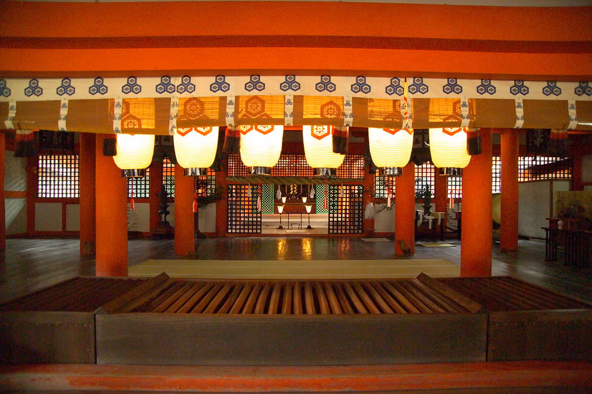 Về mặt tín ngưỡng, đền Itsukushima thờ phụng các nữ thần đã phù trợ tướng Taira no Kiyomori – người thiết lập nên chính quyền hành chính do samurai thống trị đầu tiên trong lịch sử Nhật Bản – xây dựng sự nghiệp. Ảnh: Wikidpedia.
