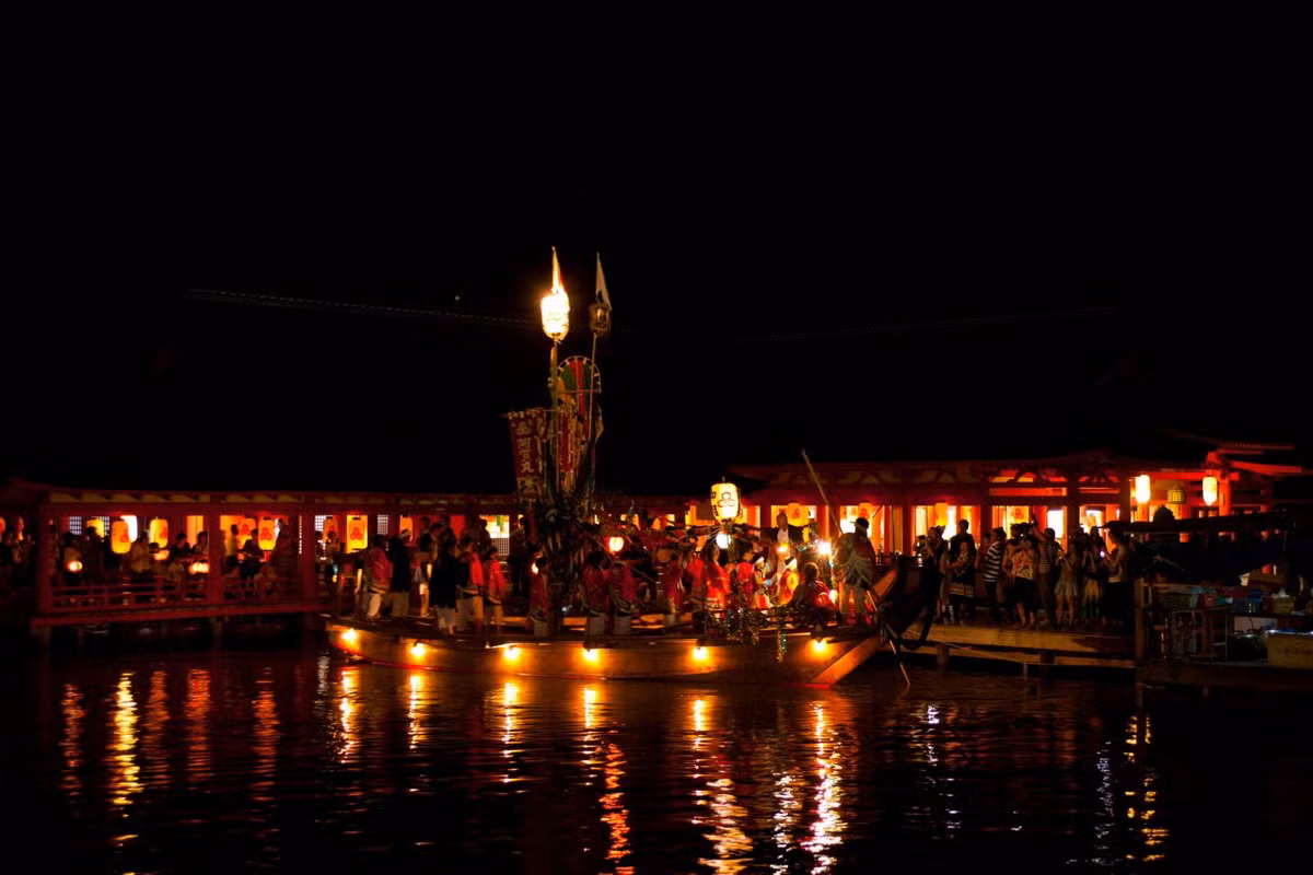 Đền Itsukushima cũng nổi tiếng với lễ hội truyền thống "Kangen-sai" diễn ra vào tháng 5 hàng năm. Lễ hội bao gồm các màn trình diễn nghệ thuật truyền thống như nhảy múa, diễu hành và biểu diễn trên nước, tạo nên một không khí sôi động và phấn khích. Ảnh: Gltjp.com.
