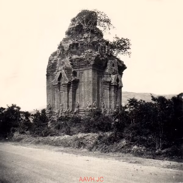 Tháp Hòa Lai nằm bên đường Quốc lộ 1, Ninh Thuận năm 1934.