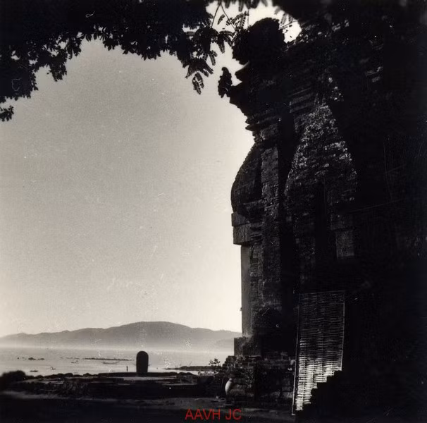 Từ tháp Po Nagar nhìn ra vịnh Nha Trang, 1934.