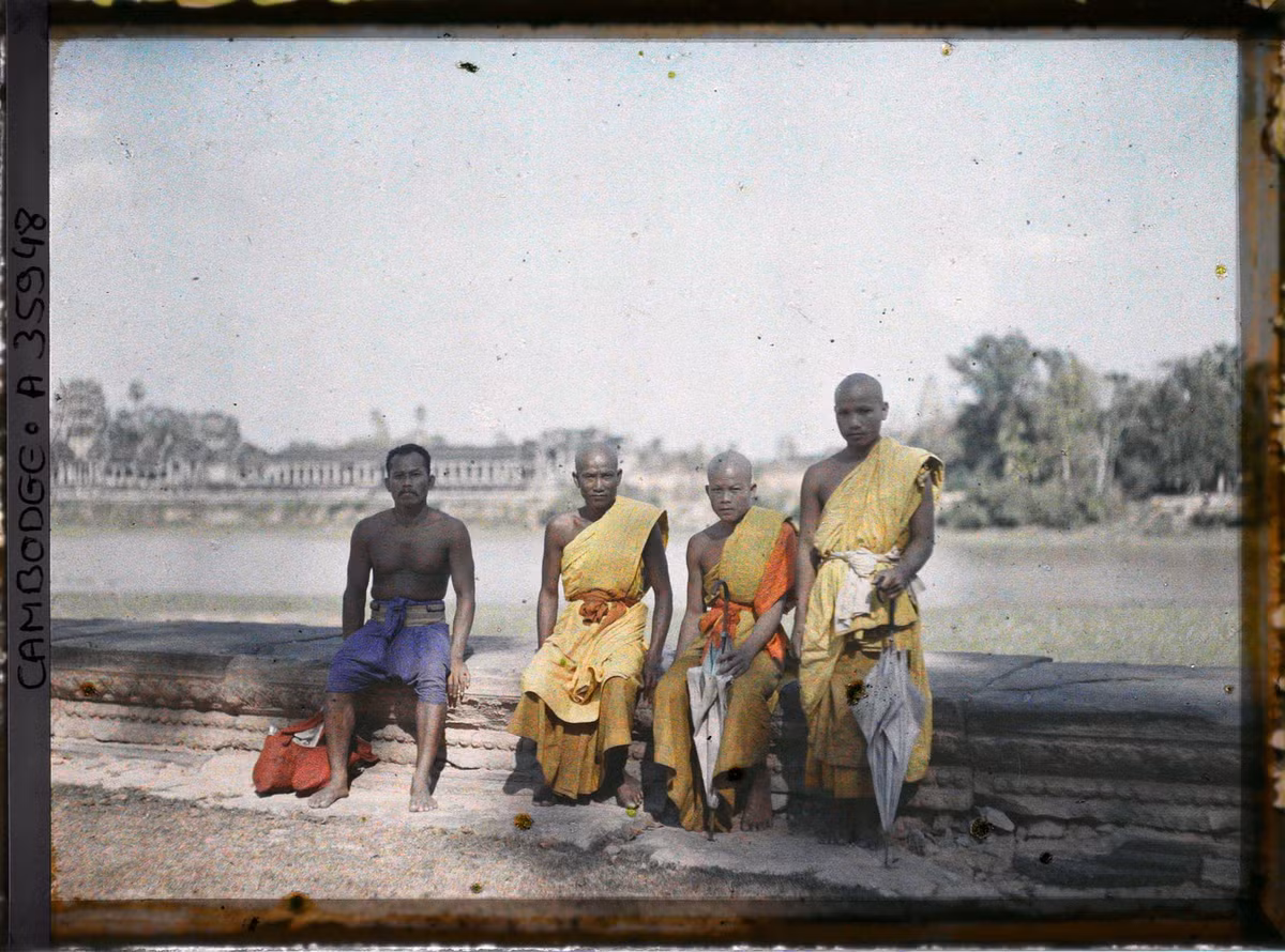 Các nhà sư hành hương nghỉ chân bên bờ hào bảo vệ vòng ngoài Angkor Wat.