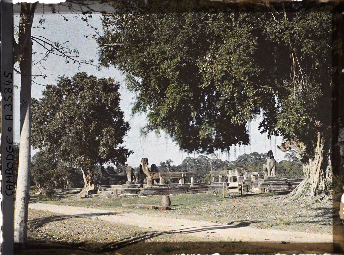 Những tác phẩm điêu khắc phía ngoài khu đền tháp Angkor.