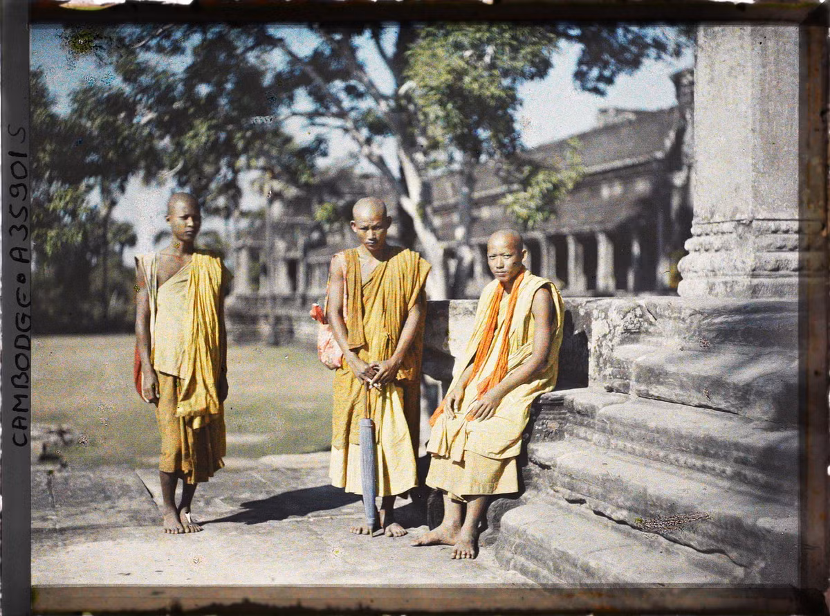 Ba nhà sư khám phá Angkor Wat.