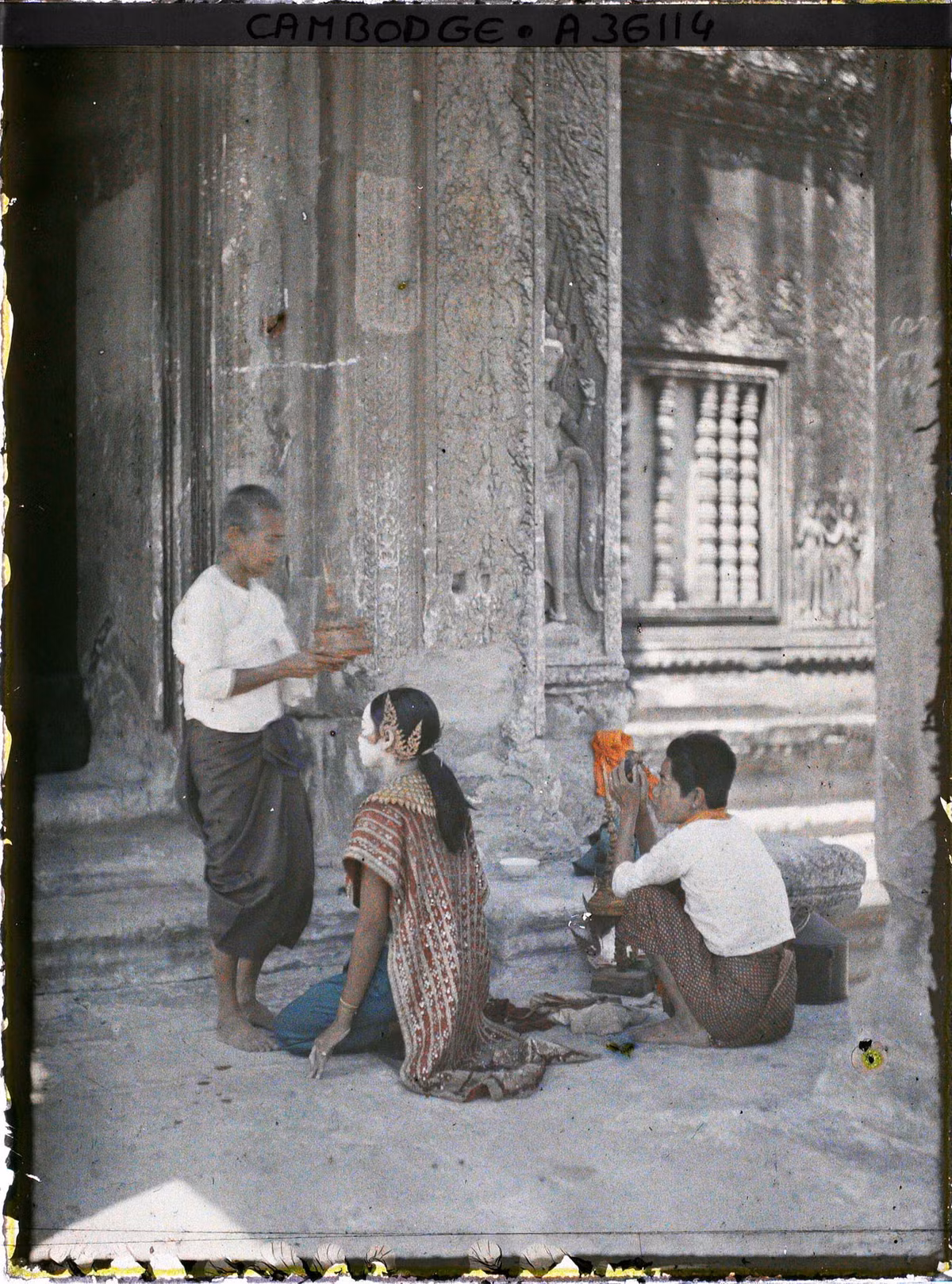 Nữ vũ công được trang trí và tạo dáng tóc.