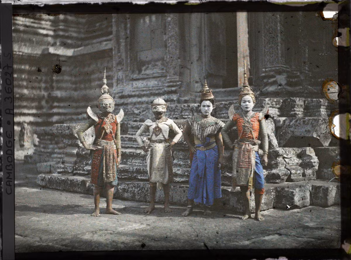 Nhóm vũ công trong khuôn viên Angkor Wat.