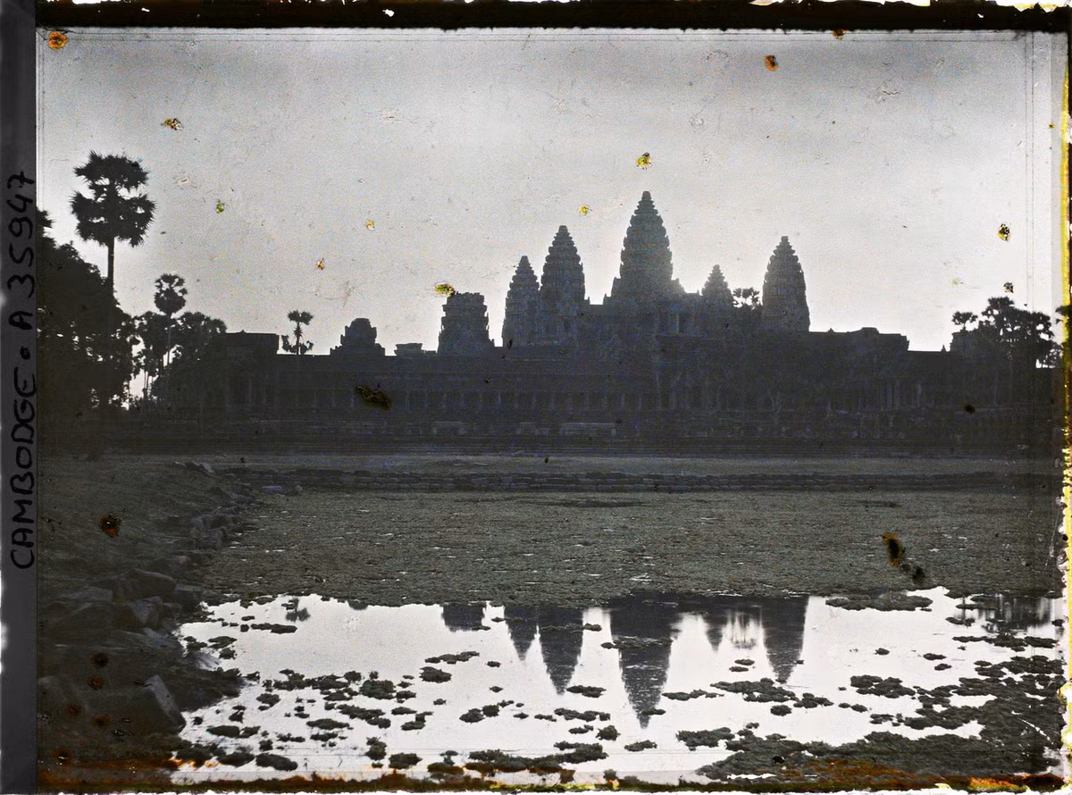 Vẻ huyền ảo của Angkor Wat trong một bức ảnh chụp ngược sáng.