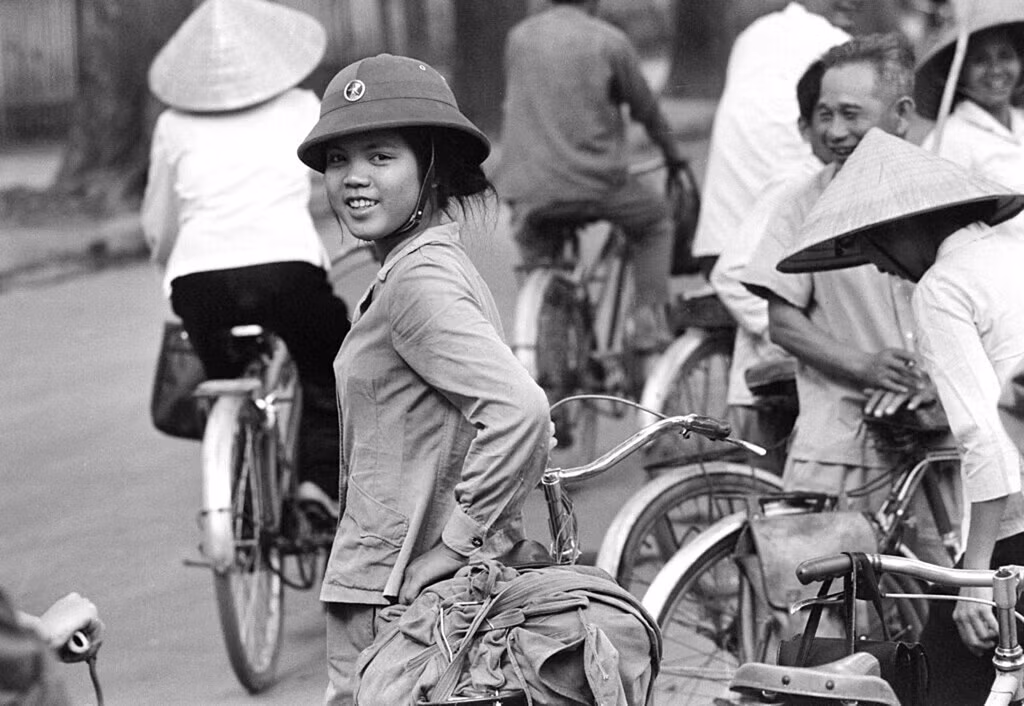 Người nữ dân quân mỉm cười khi thấy ống kính máy ảnh chĩa vào mình trên đường phố Hà Nội, 27/3/1973. Ảnh: Horst Faas / AP Photo.