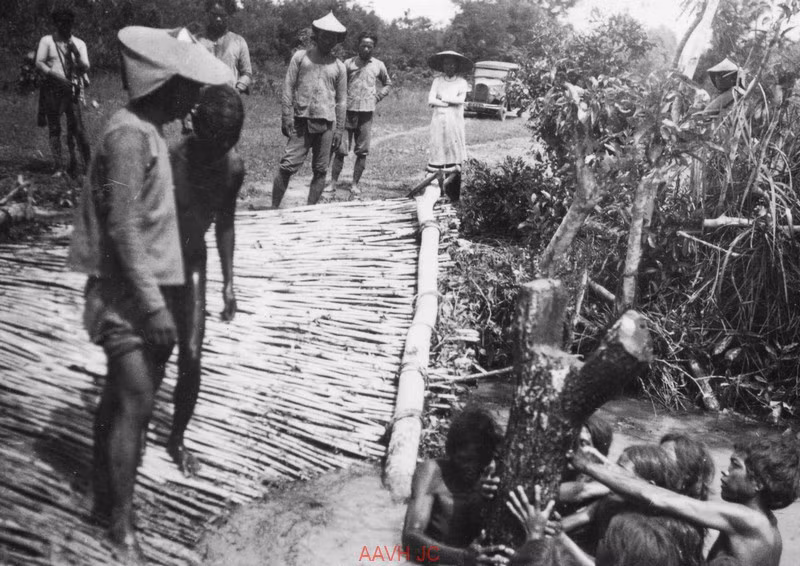 Cư dân địa phương tham gia xây cầu.