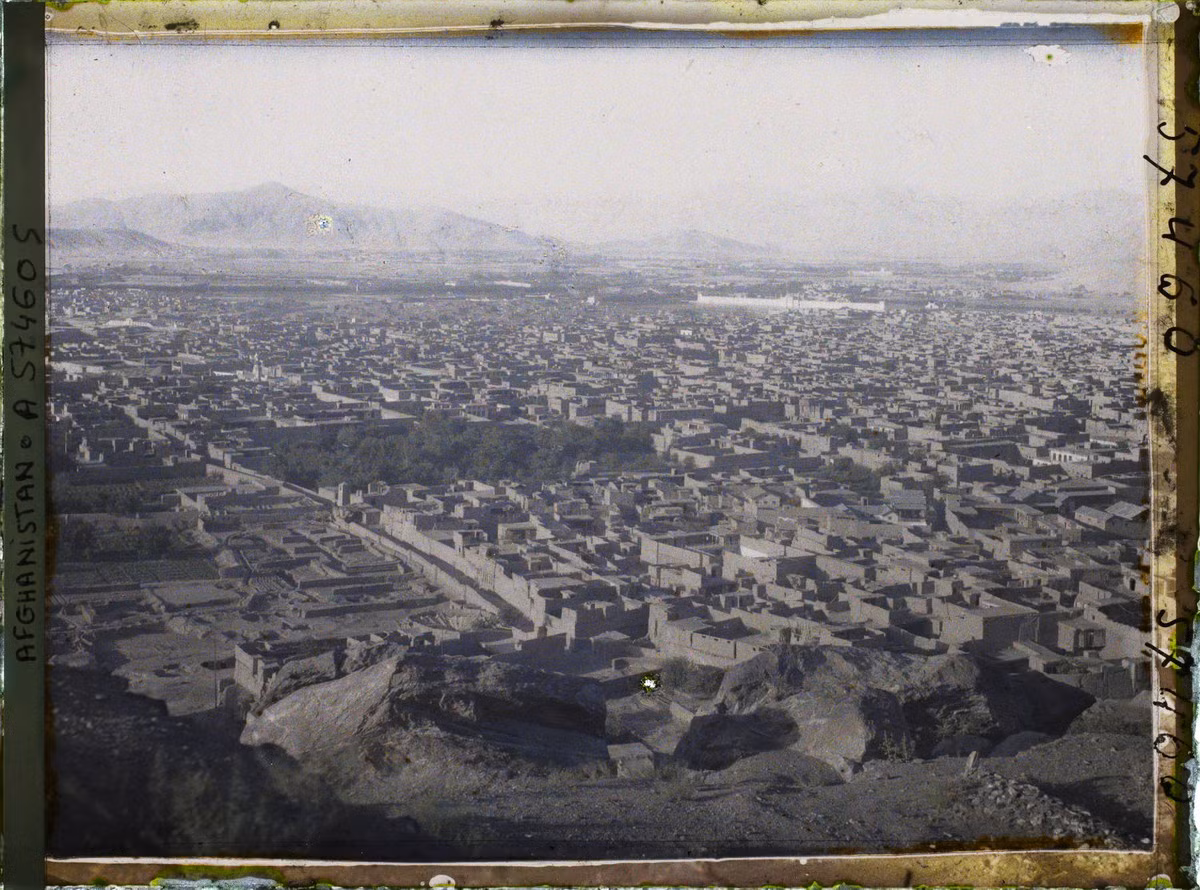 Một góc thành phố Kabul năm 1928 nhìn từ trên cao. Ảnh: Frédéric Gadmer / Collections.albert-kahn.hauts-de-seine.fr.