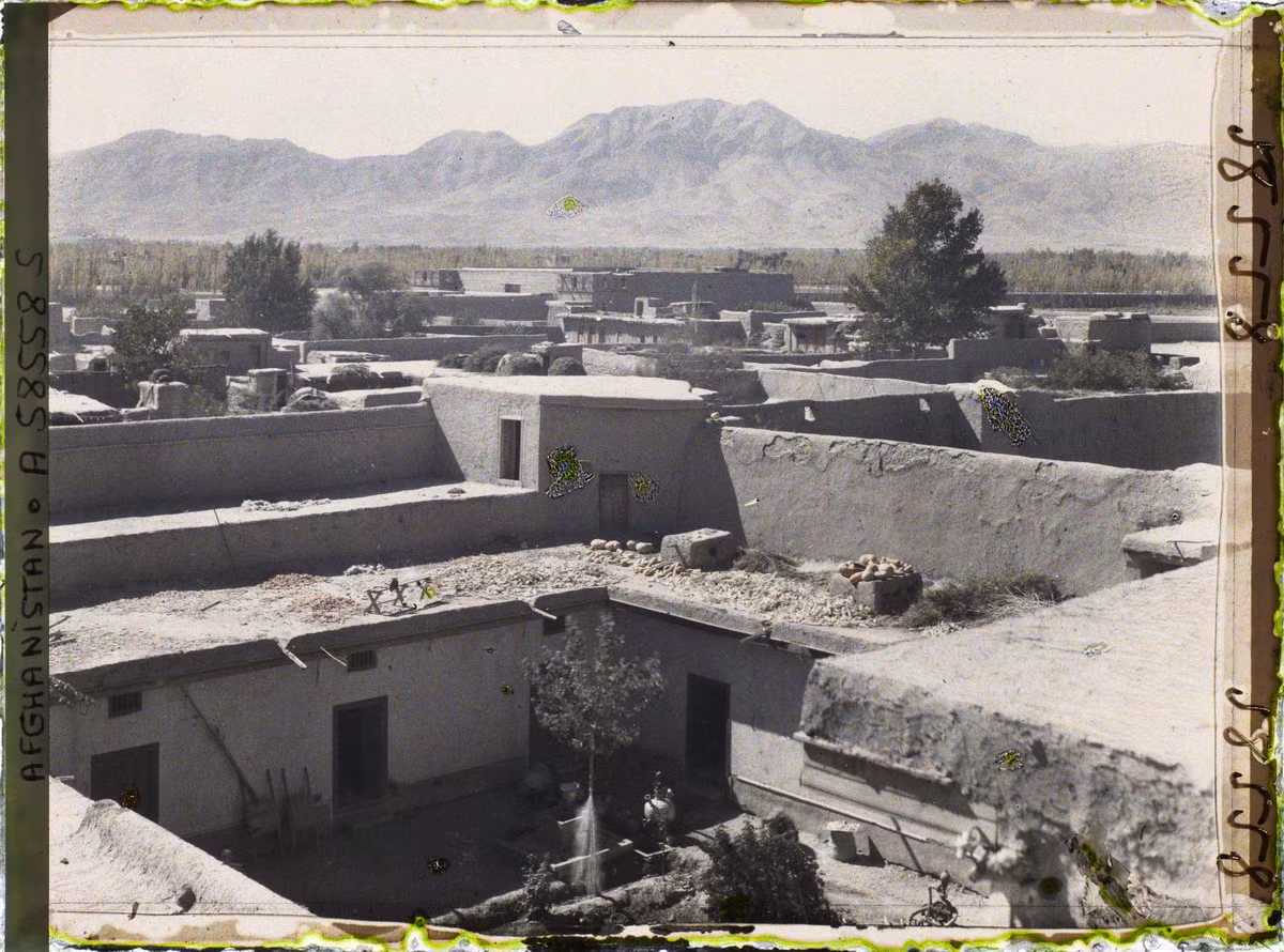 Kiểu nhà ở điển hình của Kabul. Phía xa là đồng bằng Dar-Ul-Aman, Tây Nam Kabul.