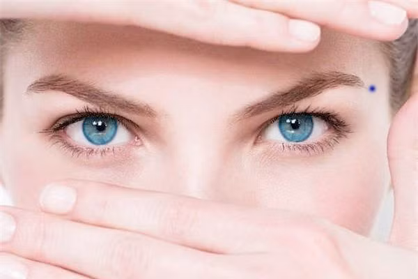  Đặc biệt nếu có nốt ruồi ở lông mày bên phải thì người vợ đã ngoại tình, thường xảy ra ở độ tuổi mười chín, hai mươi tám, ba mươi bảy tuổi trở lên. Nếu nốt ruồi mọc ở cuối lông mày, sát thái dương, chứng tỏ bạn là kẻ hung ác, thiên về đúng sai và dễ dẫn đến tranh chấp bằng lời nói! 