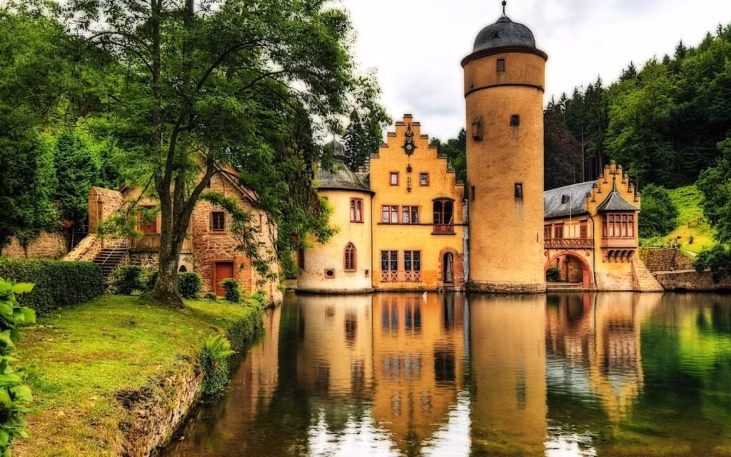 Nước Đức có tên chính thức là Cộng hòa Liên bang Đức, tên tiếng Anh Germany. Đây là một nước cộng hòa dân chủ tự do và nghị viện liên bang tại vùng Trung Âu. Đức là thành viên của NATO, G8, G20, OECD, Liên Hợp Quốc và WTO. Ảnh: Eluxe Magazine.